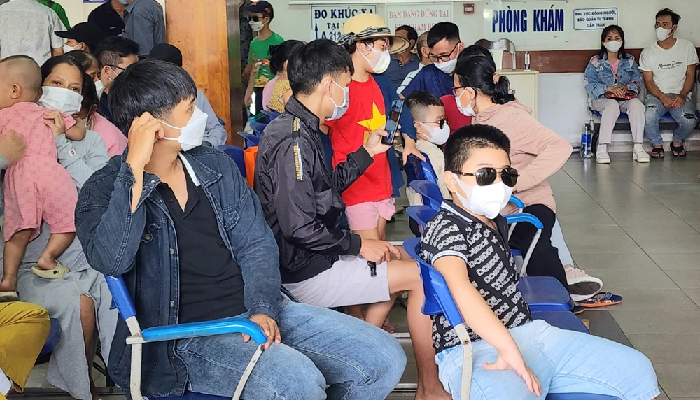 Hầu hết các bệnh nhân bị đau mắt đỏ đến khám là trẻ em. Ảnh: MT. Hầu hết các bệnh nhân bị đau mắt đỏ đến khám là trẻ em. Ảnh: MT.