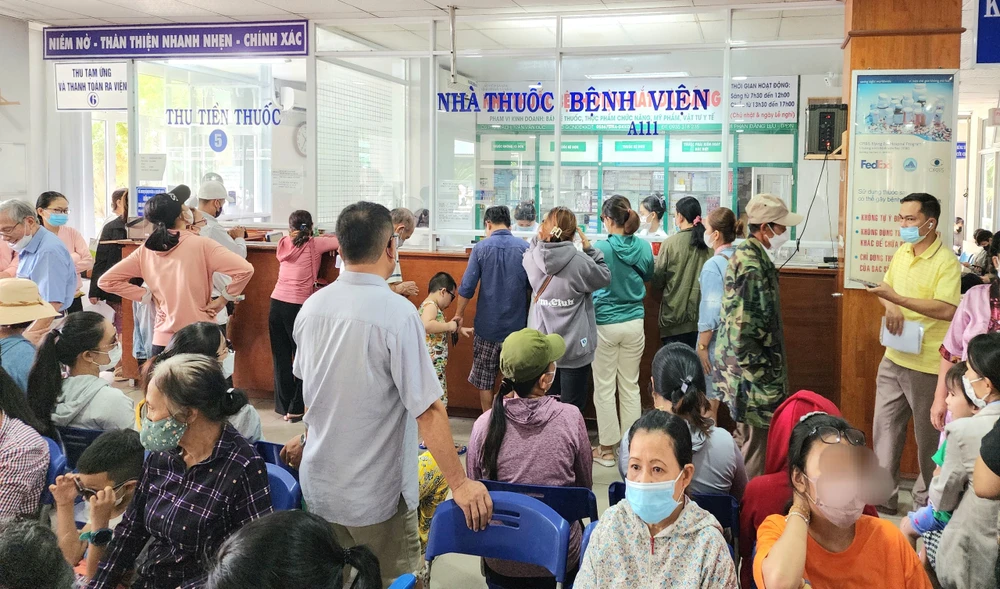 Quầy thuốc Bệnh viện Mắt Đà Nẵng kín người chờ nhận thuốc. Ảnh: MT. Quầy thuốc Bệnh viện Mắt Đà Nẵng kín người chờ nhận thuốc. Ảnh: MT.