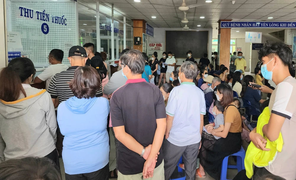 Rất đông người bệnh chờ nhận thuốc tại Bệnh viện Mắt. Ảnh: MT.