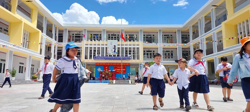 Các em học sinh tung tăng ở trường mới khang trang. Ảnh: MT. Các em học sinh tung tăng ở trường mới khang trang. Ảnh: MT.