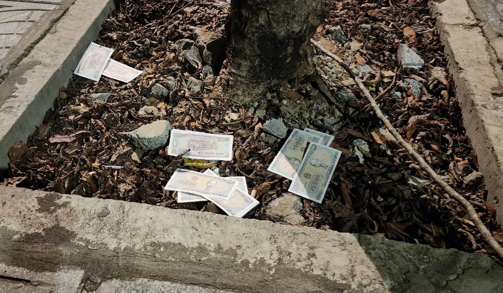 Rải tiền lẻ trước cổng trường