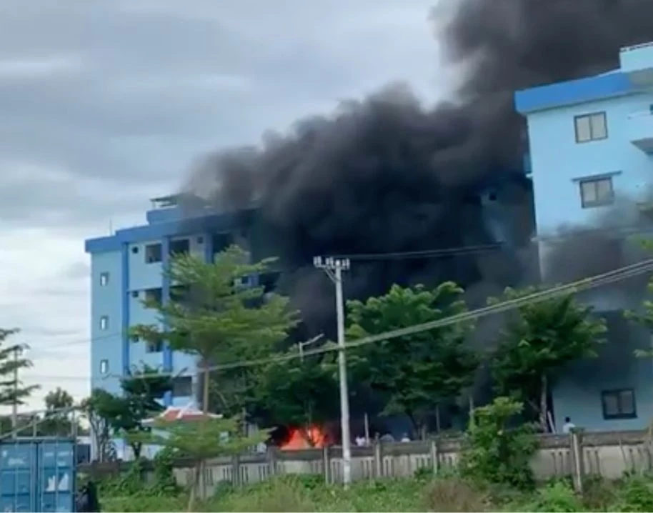 Cháy nhà xe Bệnh viện Thăng Hoa.