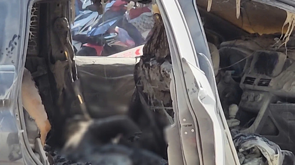 Tiếp tục khám nghiệm hiện trường, cơ quan chức năng xác định thêm có một nạn nhân tử vong trong xe, bước đầu xác định là nam giới.