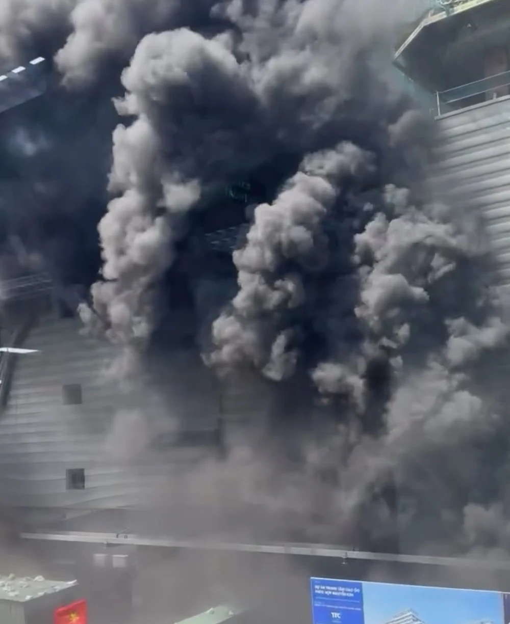 Cháy lớn tại dự án Nguyễn Kim