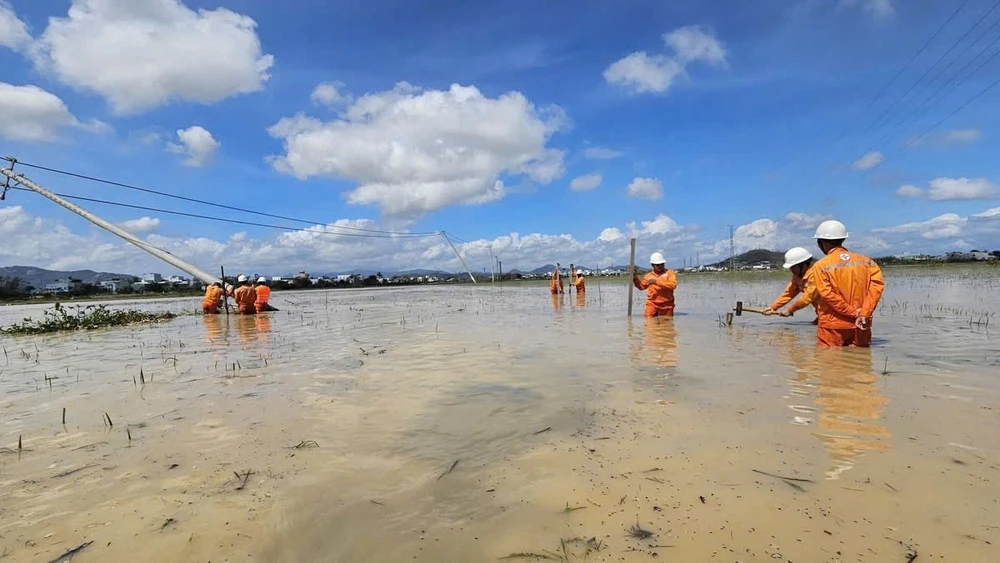 Công nhân sữa chữa cấp điện sau bão số 13