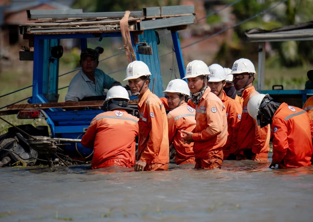 cấp điện trở lại