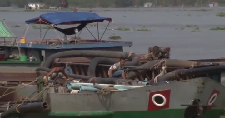 Đầu năm bắt 2 sà lan tải trọng lớn hút cát sông Tiền ảnh 1