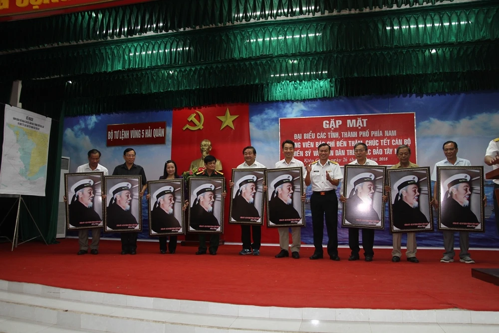 Các tỉnh thành phía Nam chúc tết Vùng 5 Hải quân ảnh 2