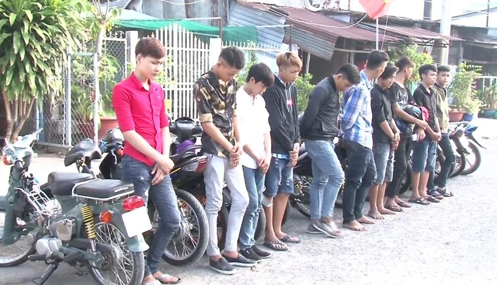 Bắt 10 thanh niên tụ tập đua xe rạng sáng 1-5 ảnh 1