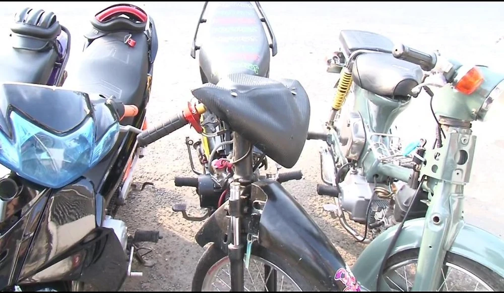 Bắt 10 thanh niên tụ tập đua xe rạng sáng 1-5 ảnh 2