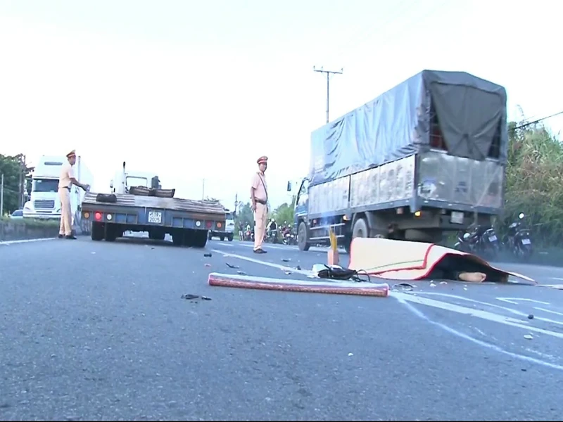 Thanh niên ngã xuống đường, bị xe đầu kéo cán qua ảnh 1