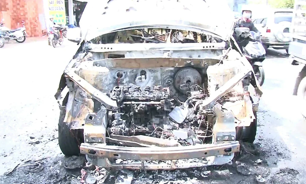 Cha ôm con trai 8 tuổi chạy khỏi xe đang bốc cháy ảnh 2