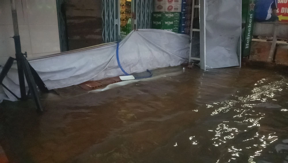 Cận cảnh người dân Cần Thơ bị nước ngập 'tấn công' ảnh 6