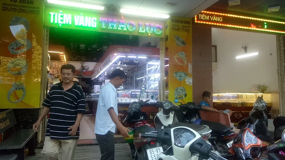 Chủ tiệm vàng nhận lại 20 viên kiêm cương