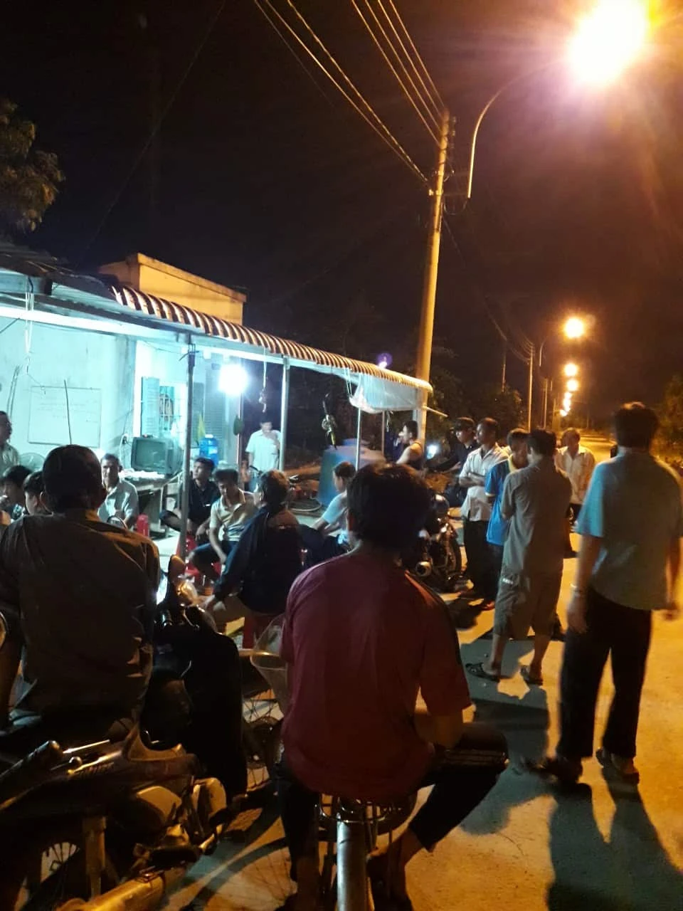 Dân chặn xe phế thải để phản đối nhà máy gây ô nhiễm ảnh 2