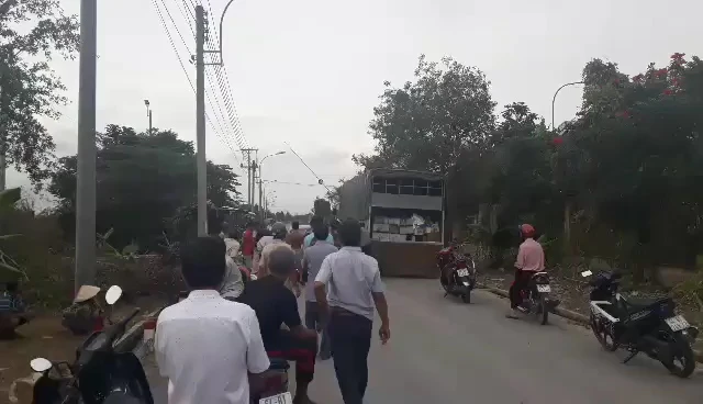 Dân chặn xe phế thải để phản đối nhà máy gây ô nhiễm ảnh 1