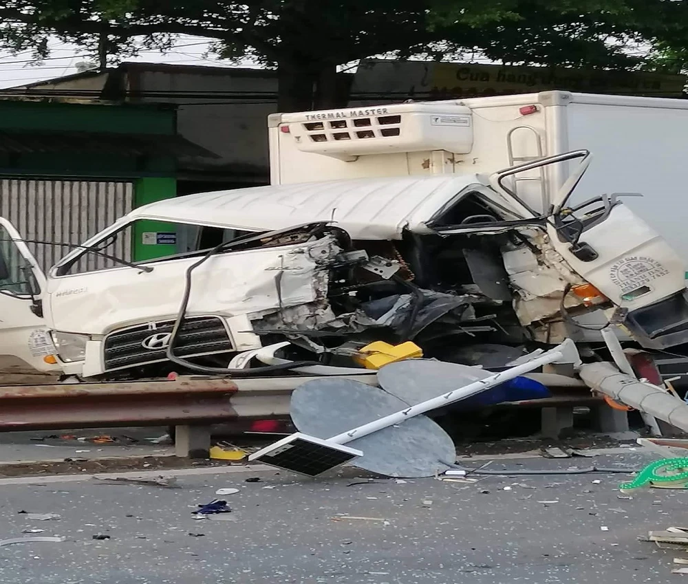 Tông dải phân cách, tài xế xe tải gãy chân ảnh 1