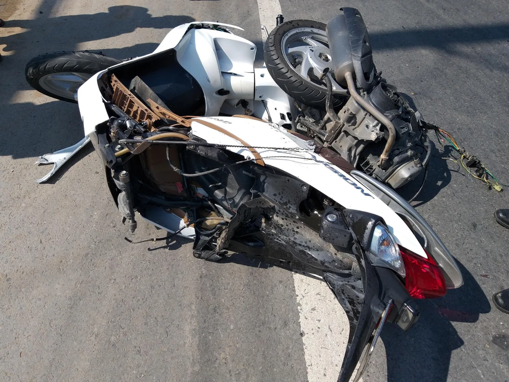 Xe khách tông 2 xe máy trên Quốc lộ 91 Cần Thơ ảnh 2