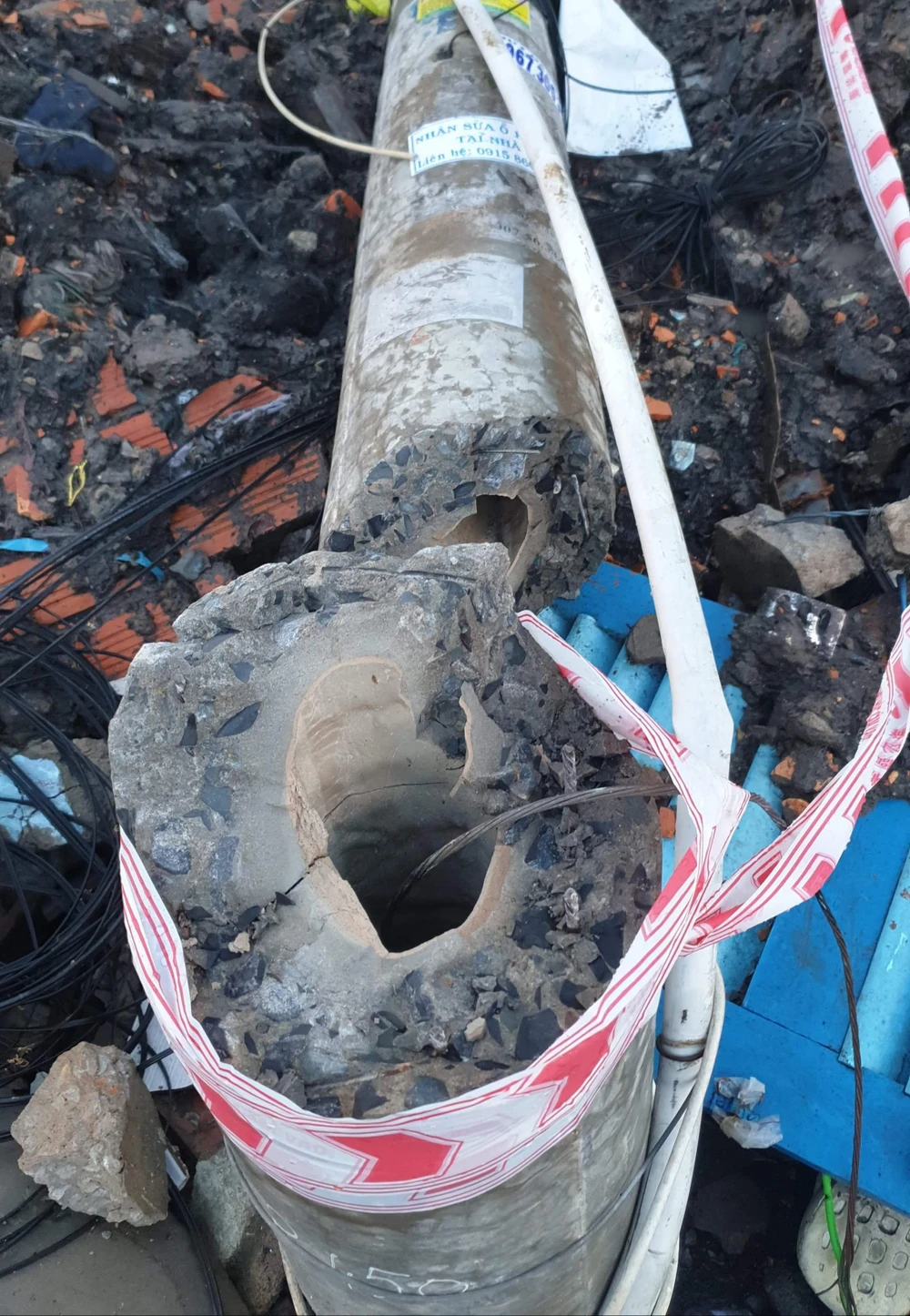 Cột điện gãy đè chết công nhân thi công đường ống cống ảnh 3