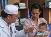 Bé bị dao đâm vào đầu bị viêm màng não mủ nặng