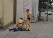 Tài xế ‘dính’ nồng độ cồn đánh CSGT vì không bỏ qua vi phạm