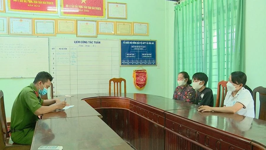 Công an làm việc với Lý Thái Nguyên có sự giám hộ của người thân. Ảnh: CACC Công an làm việc với Lý Thái Nguyên có sự giám hộ của người thân. Ảnh: CACC