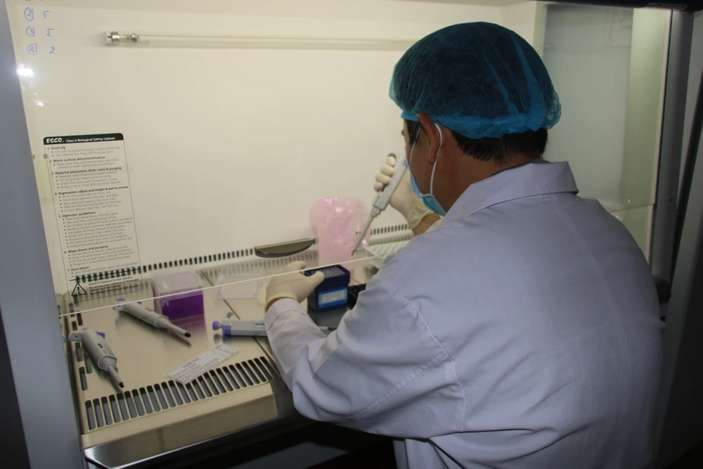 Lực lượng y tế tỉnh Đồng Tháp thực hiện xét nghiệm COVID-19. Ảnh minh họa: HD