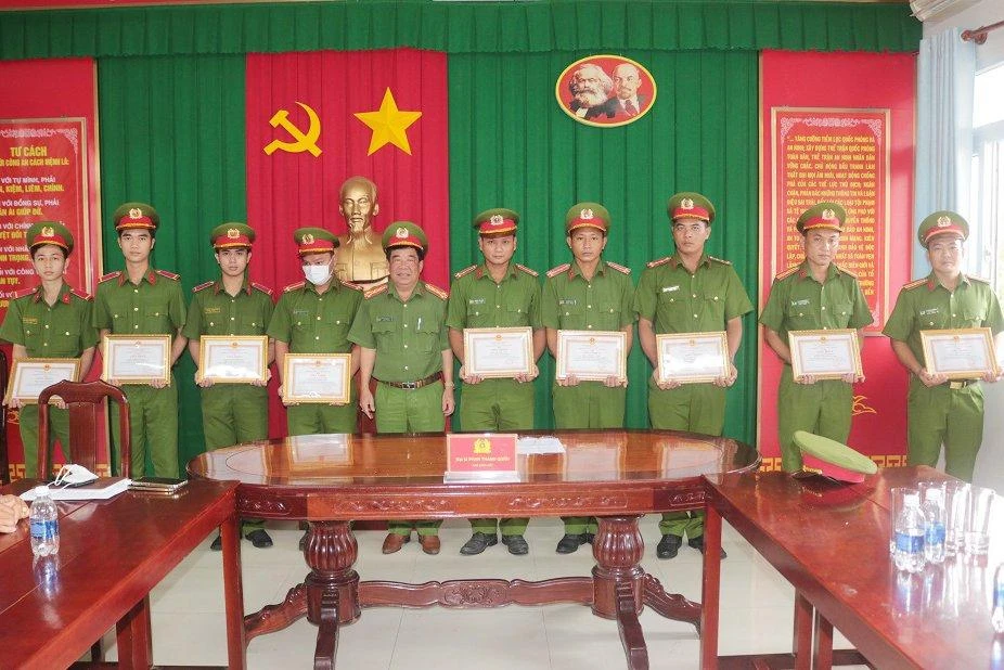 Đại tá Phan Thanh Quân, Phó Giám đốc Công an tỉnh trao khen thưởng tặng các cá nhân có thành tích tiêu biểu trong tham gia triệt xóa tụ điểm đá gà.