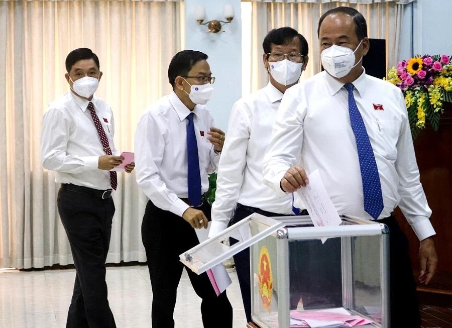 Các đại biểu bỏ phiếu bầu bổ sung chức danh Uỷ viên UBND tỉnh. Ảnh: PV