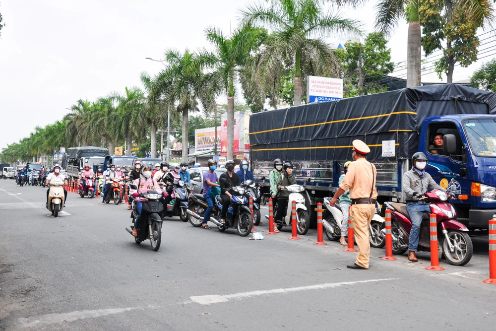 Tổ công tác đã xử lý rất nhiều phương tiện vi phạm lỗi “Dừng xe nơi có biển cấm dừng xe và đỗ xe”. Ảnh: CACC