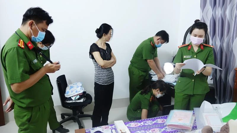 Công an khám xét nhà bị can Bùi Quốc Việt. Ảnh: CACC