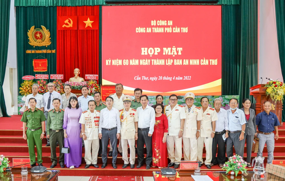 Các đại biểu chụp hình lưu niệm. Ảnh: CACC