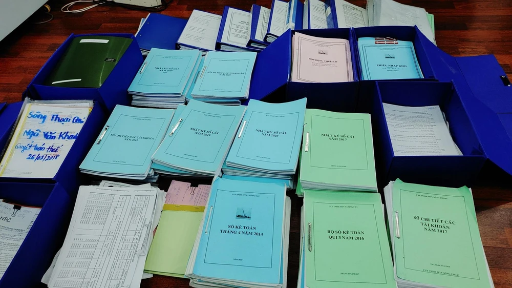 Các tài liệu, sổ sách công an thu giữ được qua khám xét. Ảnh: QUỲNH MINH