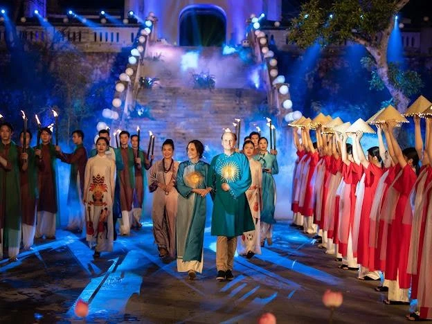 Vợ chồng đại sứ Argentina trình diễn thiết kế của NTK Huệ Thi
