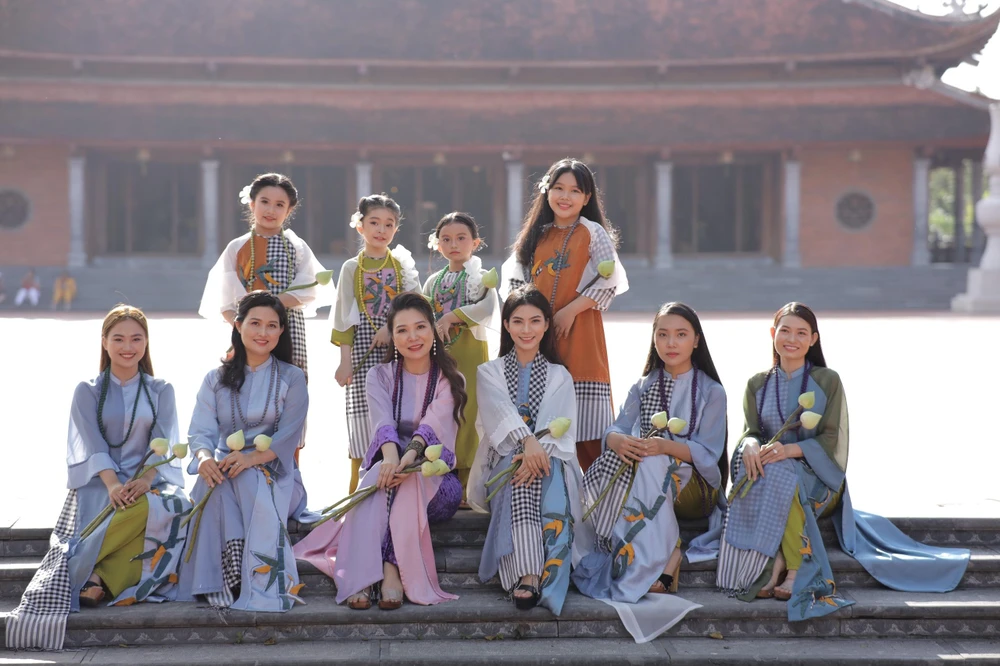 BST “Sắc vàng non thiêng” của NTK Huệ Thi đến từ TP Cần Thơ được đánh giá là sáng tạo, quyến rủ đầy thu hút tại Festival Áo dài Quảng Ninh.