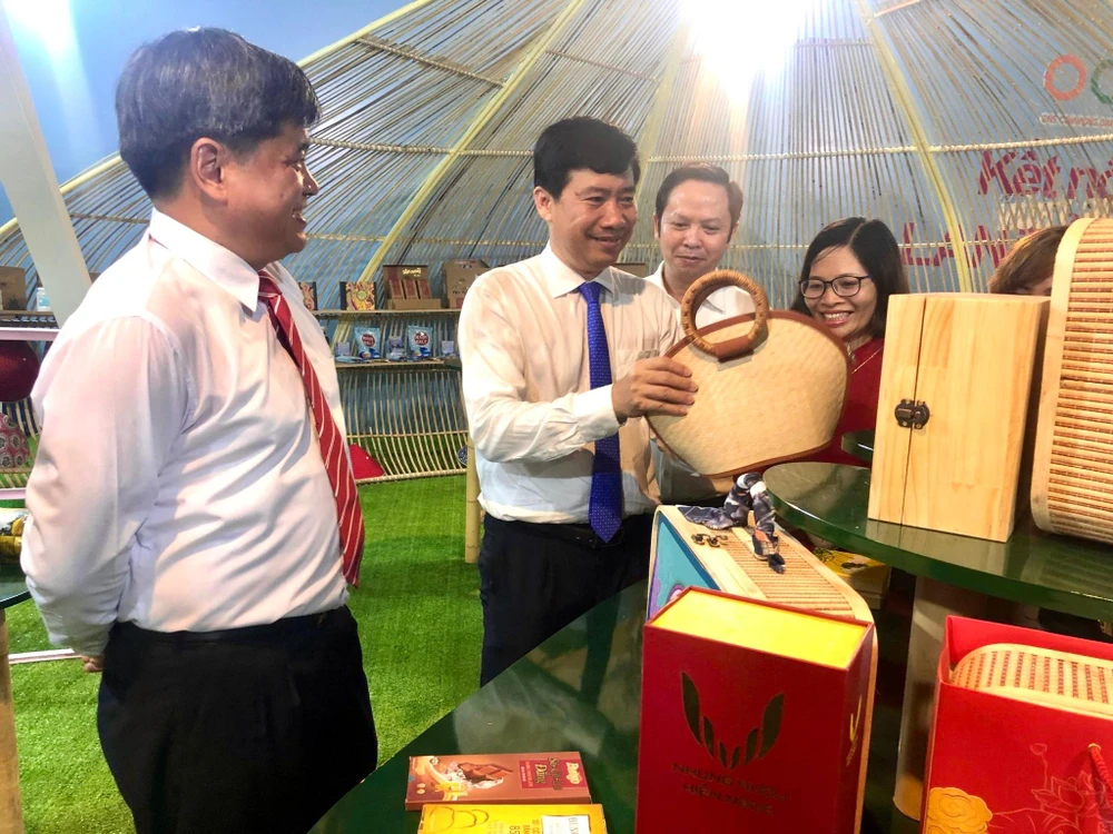 Chủ tịch UBND tỉnh Đồng Tháp ông Phạm Thiện Nghĩa và lãnh đạo Bộ NN&amp;PTNT tham quan các gian hàng trưng bày sản phẩm tại sự kiện. Ảnh: HD