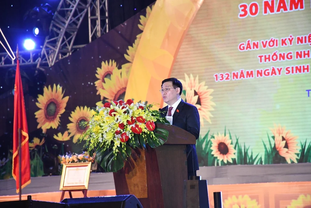 Chủ tịch Quốc hội Vương Đình Huệ phát biểu tại lễ kỷ niệm 30 năm tái lập tỉnh Trà Vinh. Ảnh: HỒ GIANG