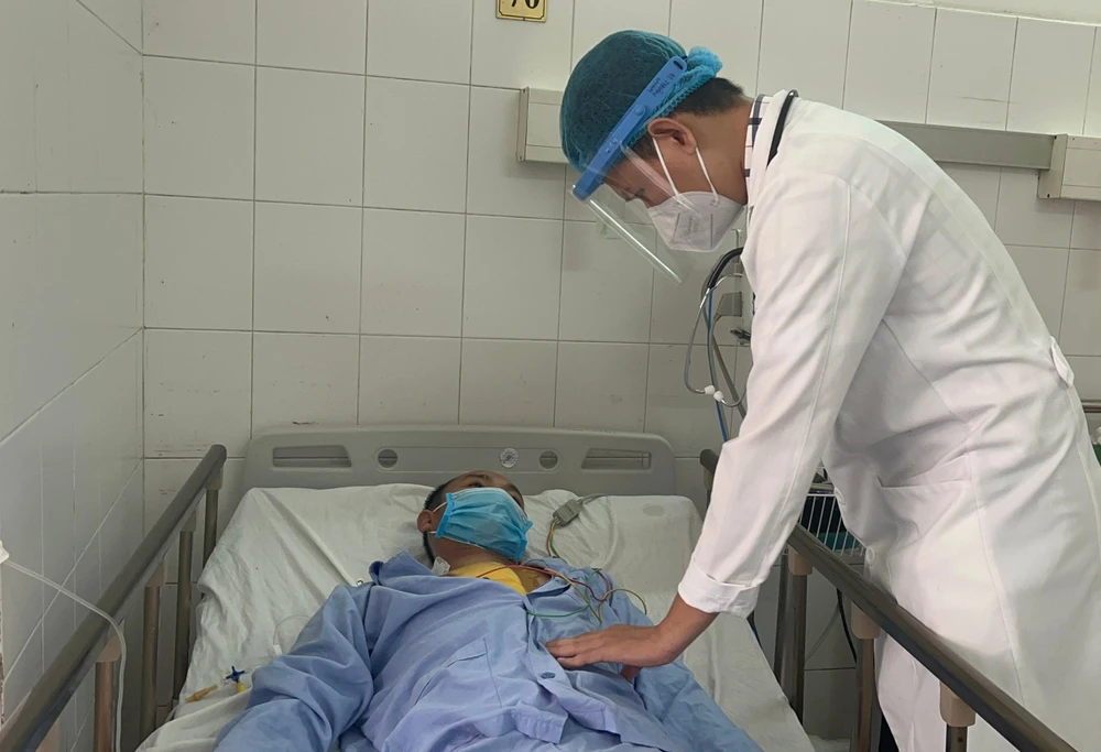 Hiện bệnh nhân tỉnh, tự thở, dấu hiệu sinh tồn ổn định, vết mổ khô và đang được điều trị. Ảnh: BVCC