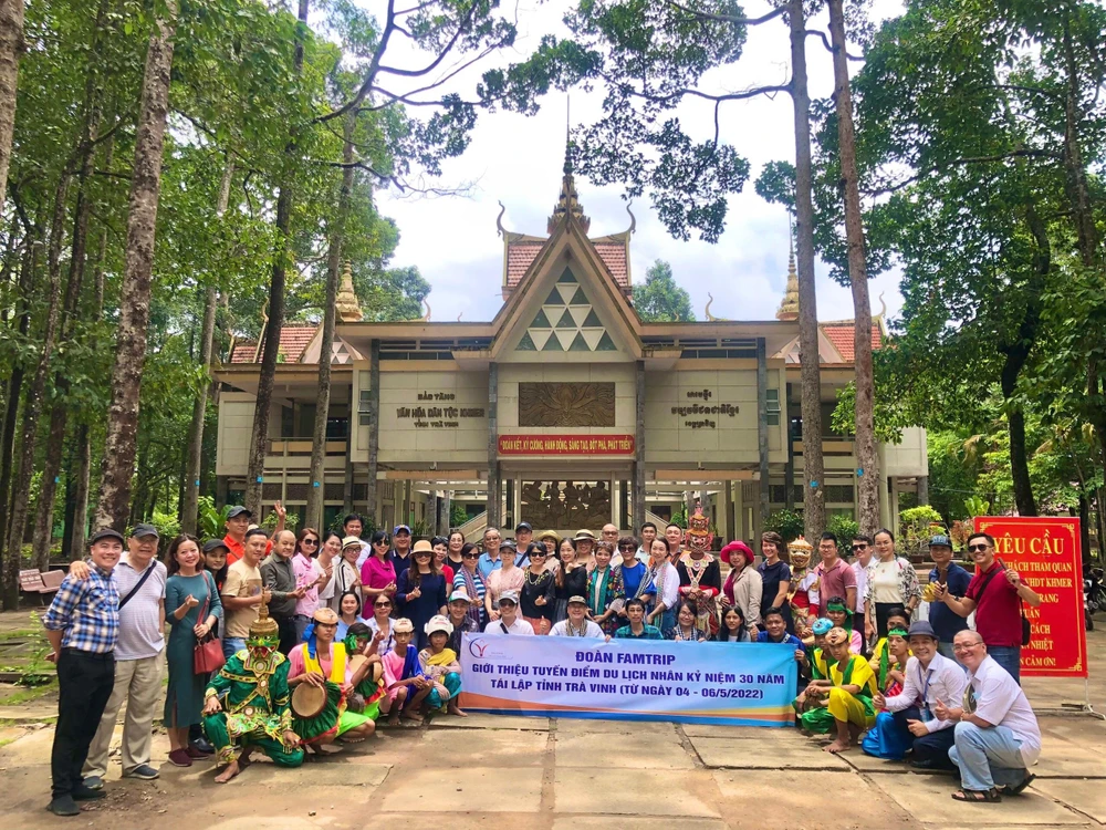 Đoàn du khách đến tham quan, tìm hiểu du lịch Trà Vinh. Ảnh: HD