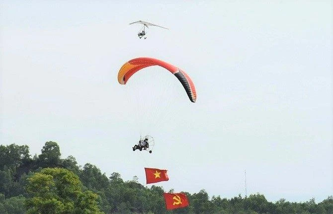 Biểu diễn dù lượn "Bay trên Phụng Hoàng Sơn", huyện Tri Tôn, An Giang thu hút được nhiều du khách. Ảnh: HD