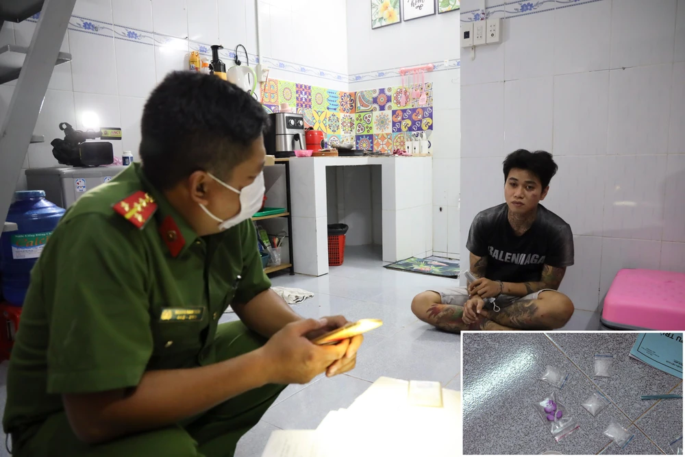 Công an khám xét nhà trọ Lê Đỗ Phát Đạt. ẢNh: CACC