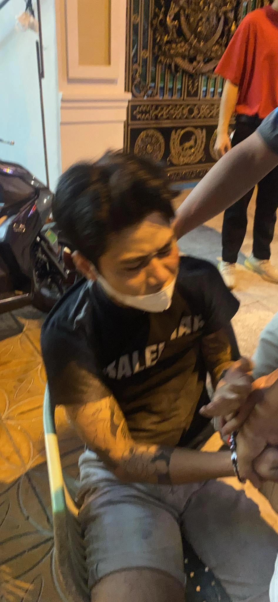 Lực lượng công an bắt giữ Lê Đỗ Phát Đạt. Ảnh: CACC