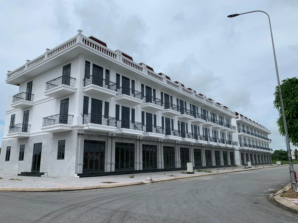 Một dãy nhà thương mại thuộc dự án Khu đô thị mới Thới Lai do công ty Cadif làm chủ đầu tư. Ảnh: HD