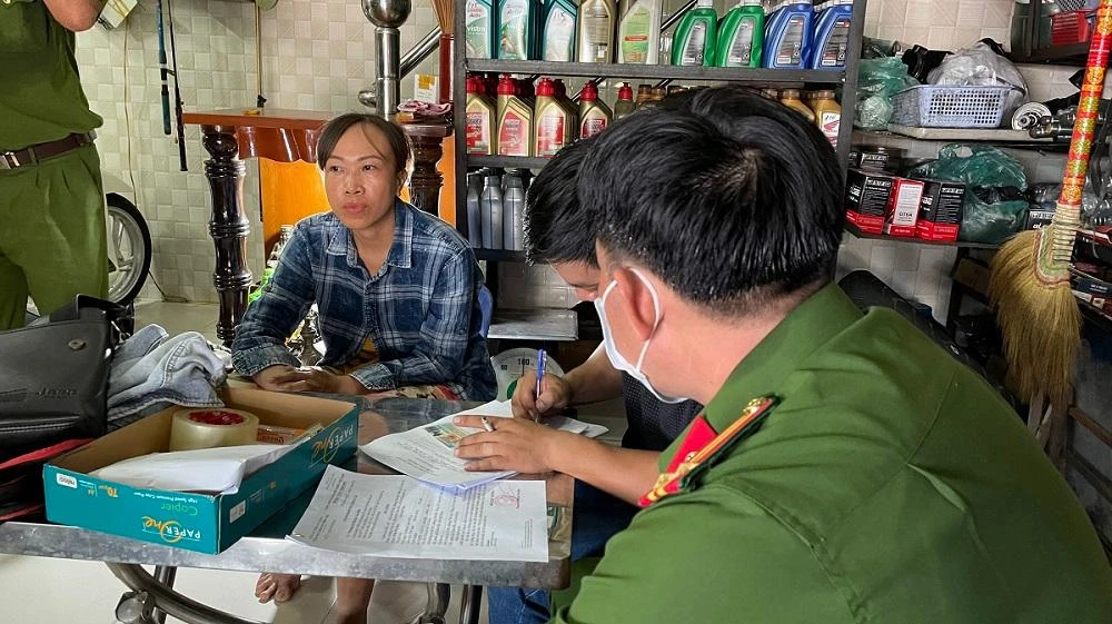 Công an khám xét nhà những người trong đường dây đánh bạc. Ảnh: Hoà Trang Công an khám xét nhà những người trong đường dây đánh bạc. Ảnh: Hoà Trang