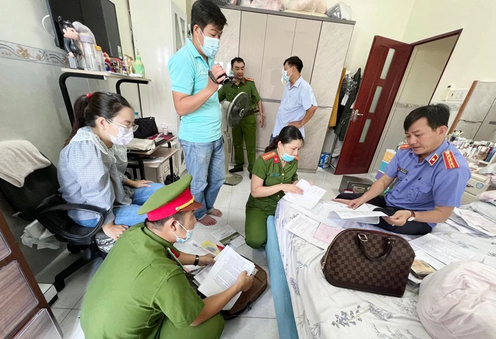 Cơ quan điều tra khám xét nơi ở Phan Huỳnh Trúc Vi. Ảnh: CACC