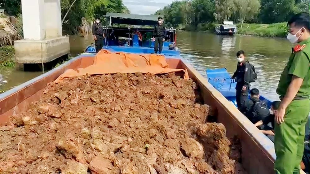 Các phương tiện vận chuyển không có hóa đơn chứng từ. Ảnh: CACC