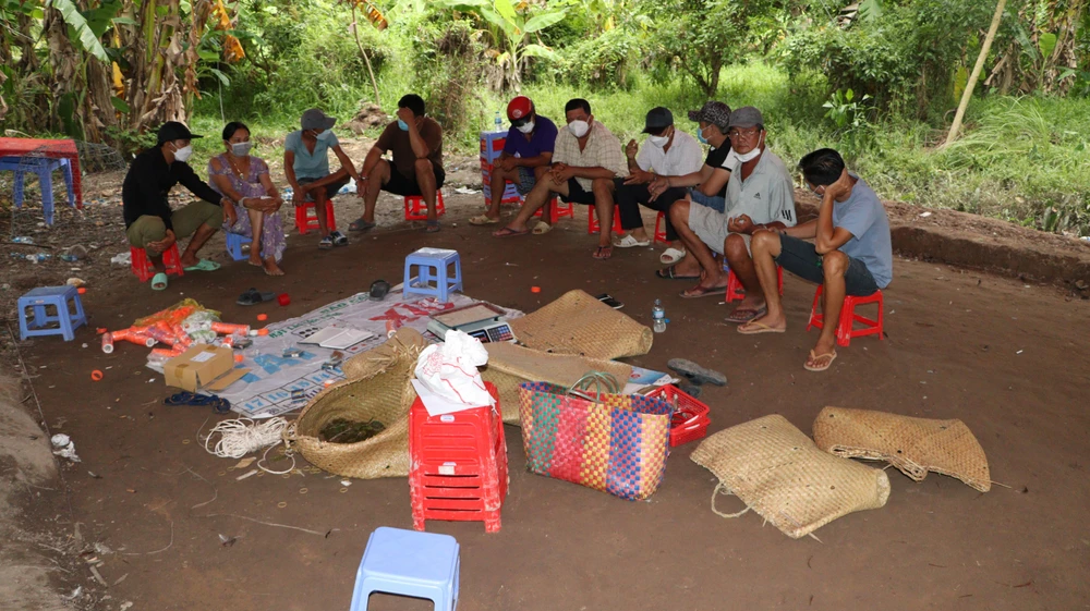 Các con bạc bị bắt quả tang. Ảnh: CACC