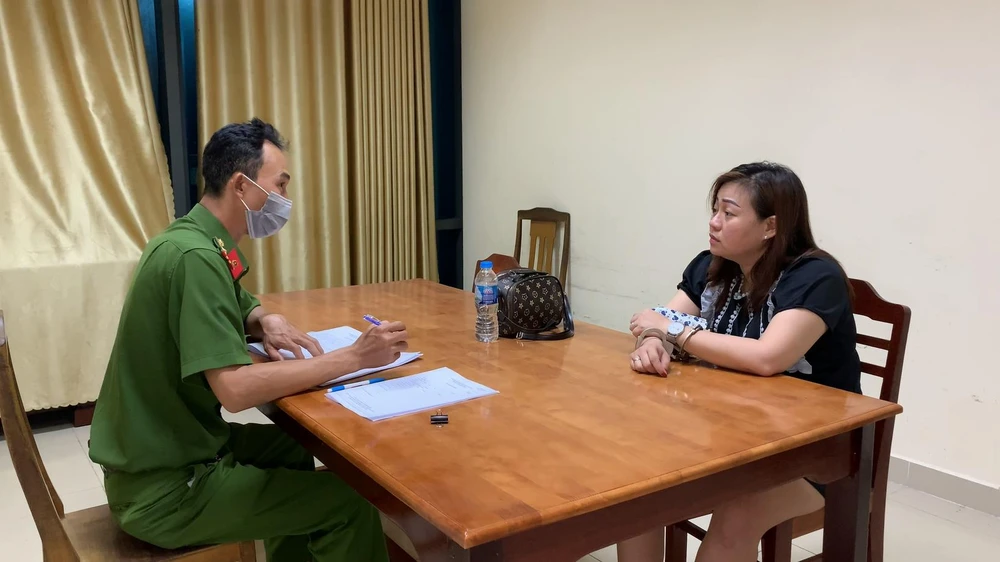 Công an làm việc với Nguyễn Thị Ngọc Lan. Ảnh: CACC