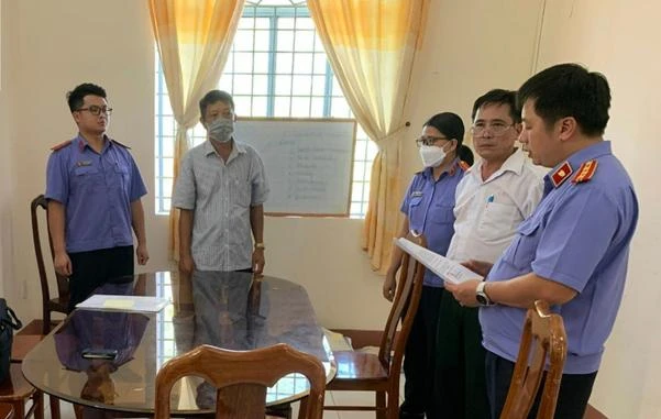 Cơ quan điều tra Viện KSND Tối cao thi hành lệnh bắt tạm giam bị can Trần Văn Cường. Ảnh: VKS Cơ quan điều tra Viện KSND Tối cao thi hành lệnh bắt tạm giam bị can Trần Văn Cường. Ảnh: VKS