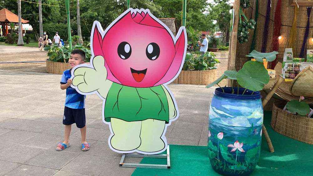 Bé trai thích thú chụp hình với “Bé Sen” vui, khoẻ, xinh tươi